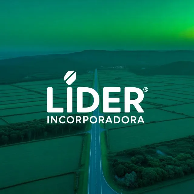 Marca da Líder Incorporadora aplicada sobre vista aérea de loteamento